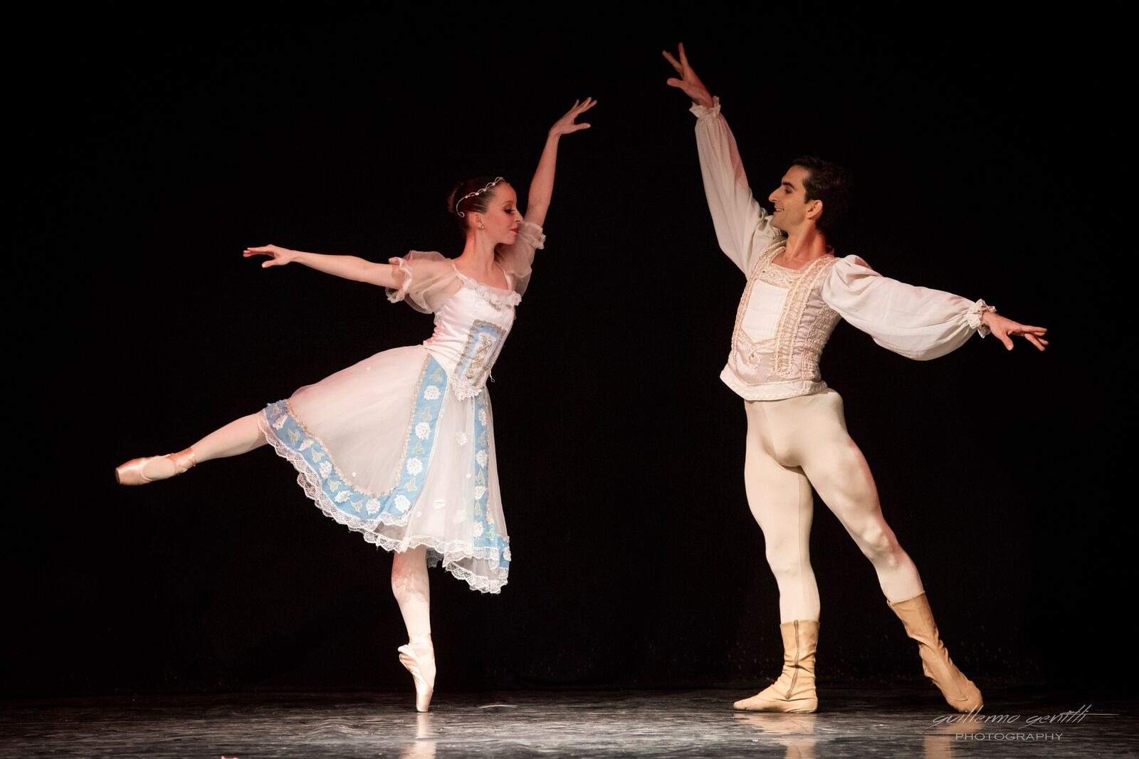 Candela Díaz y Esteban Schenone, artistas invitados de Ballet Class La Plata, en escena