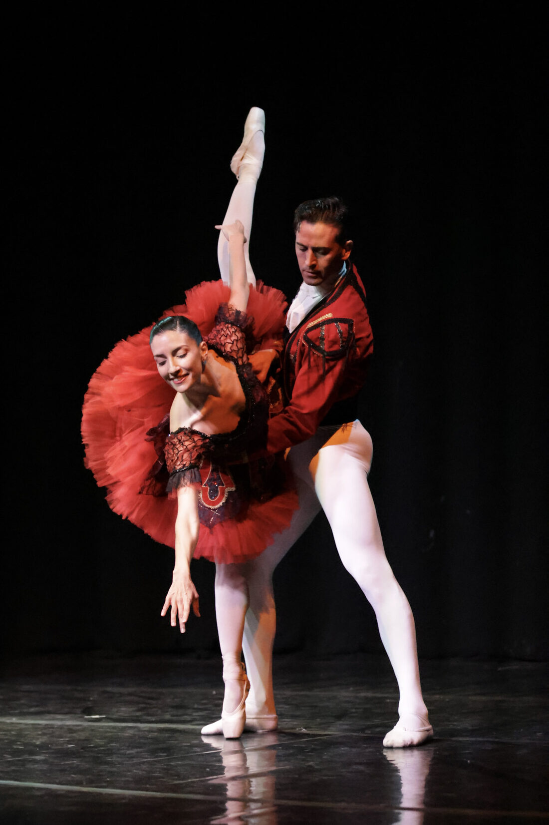 Melisa Heredia y Miguel Ángel Klug, artistas invitados de Ballet Class La Plata, en un pas de deux