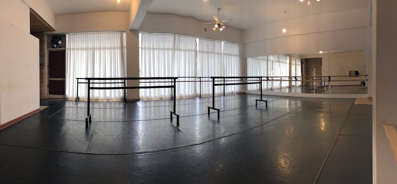 Salón de Ballet Class La Plata con piso técnico, tapete Harlequin, barras, espejos y amplios ventanales