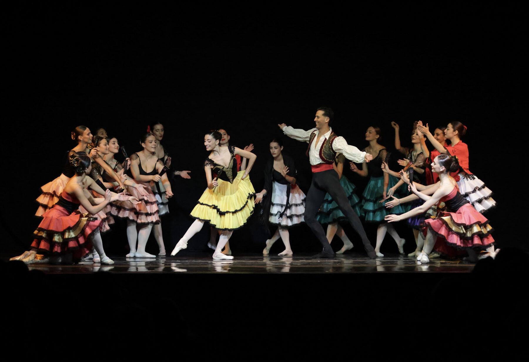 Alumnas de Ballet Class junto a artistas invitados en una presentación de la escuela