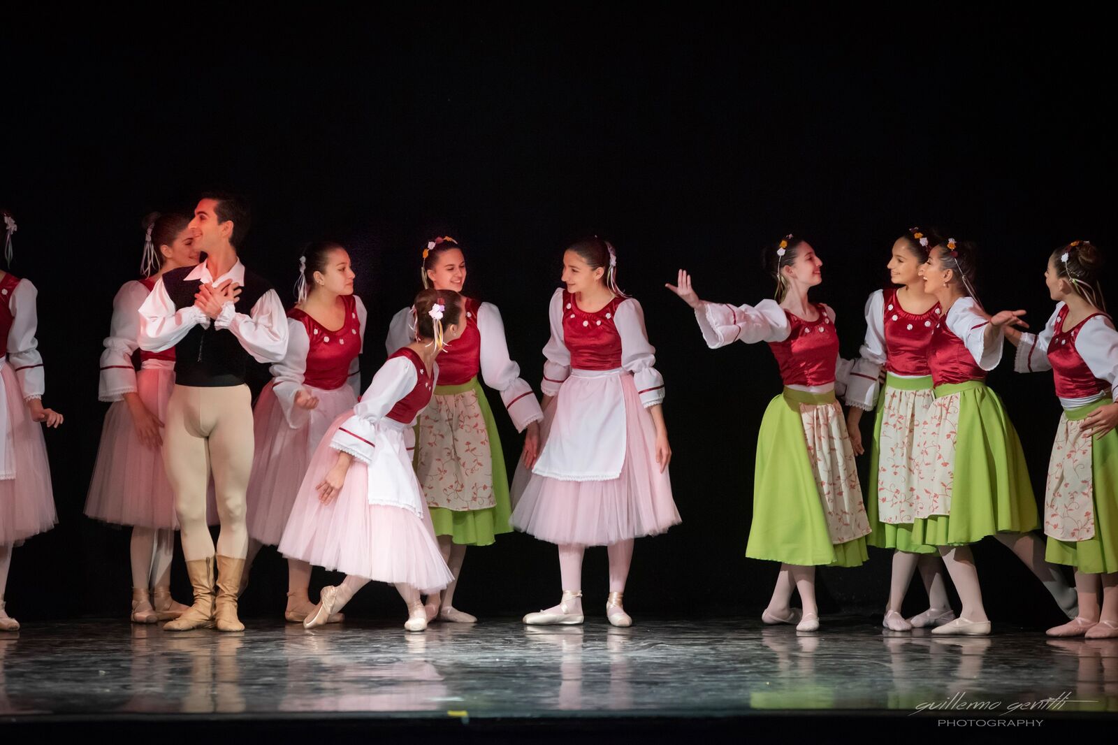 Alumnas y bailarín invitado en una pieza de repertorio (Coppélia)