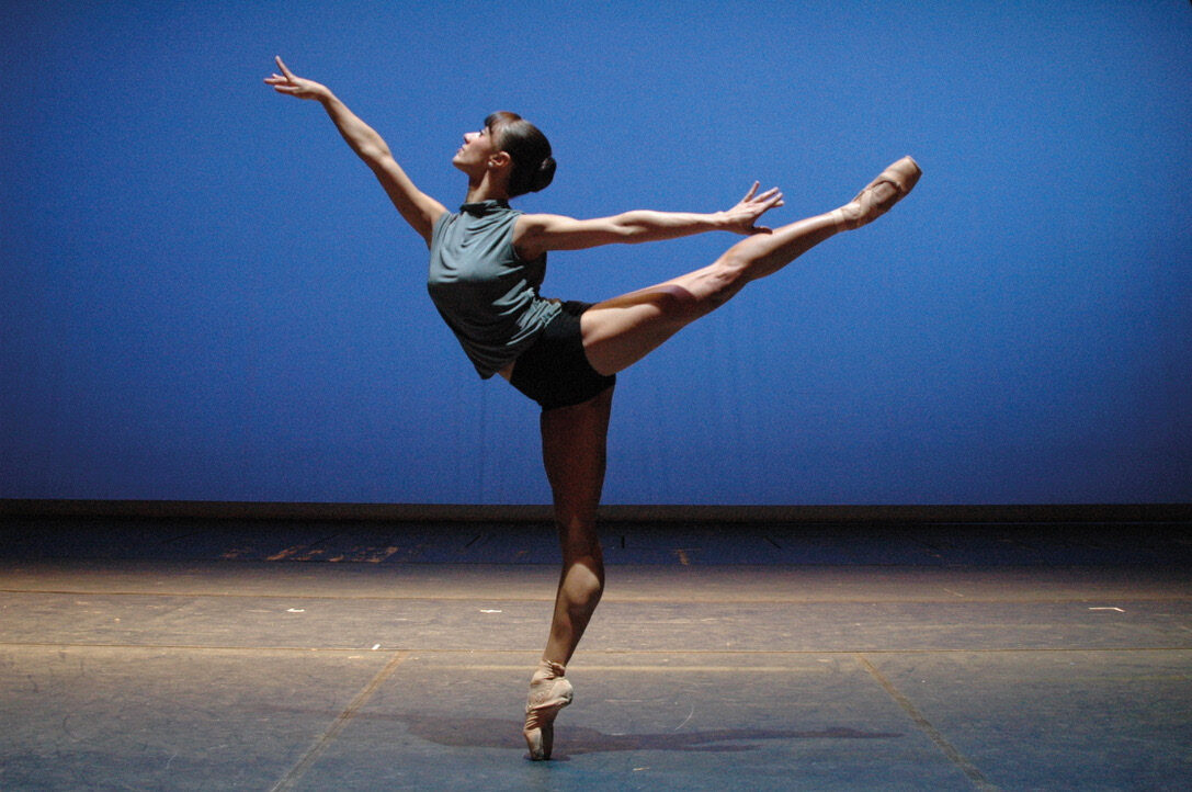 Mariana García en arabesque sobre puntas en escena