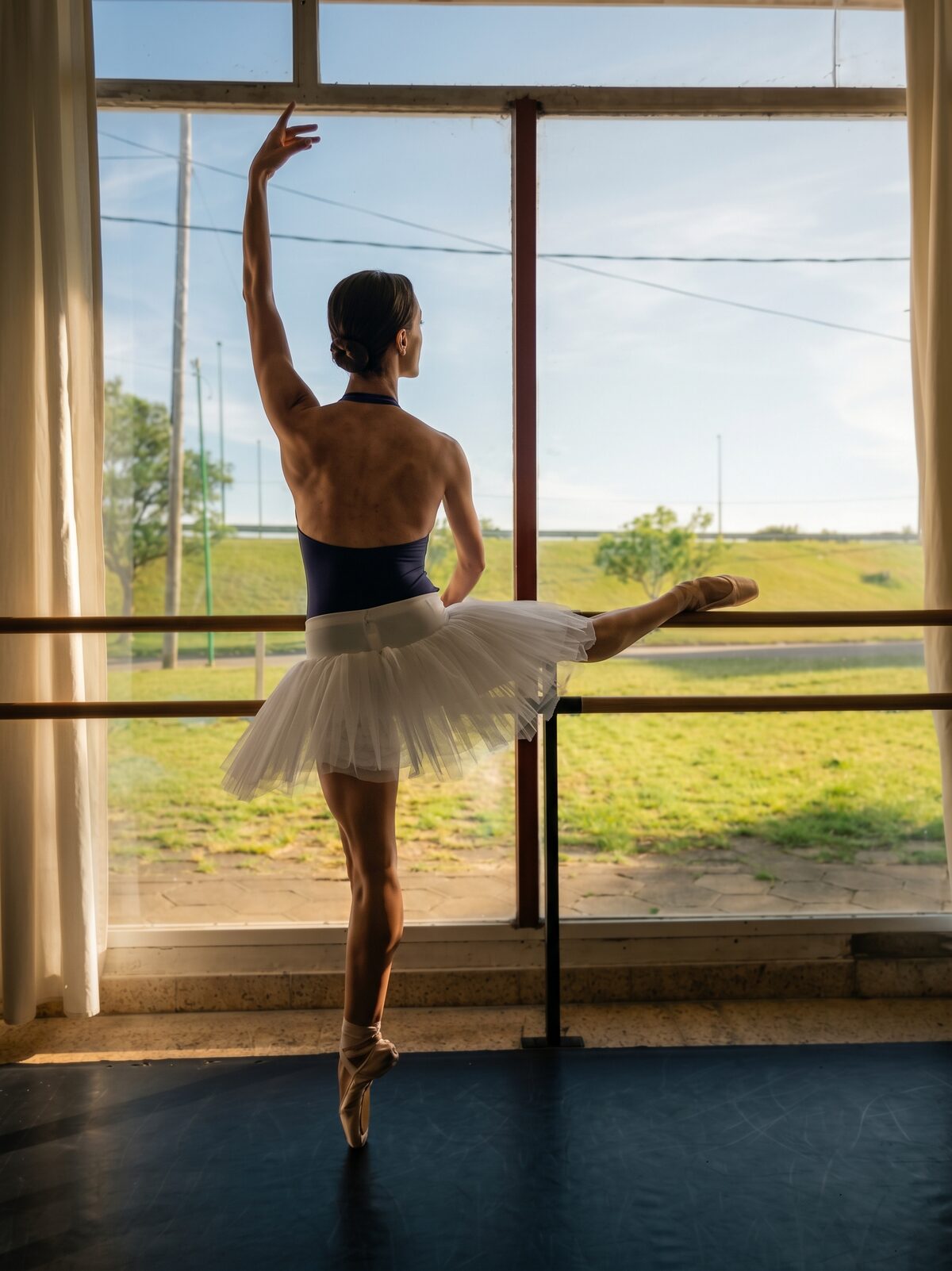 Mariana García en la barra de la sala principal de Ballet Class La Plata